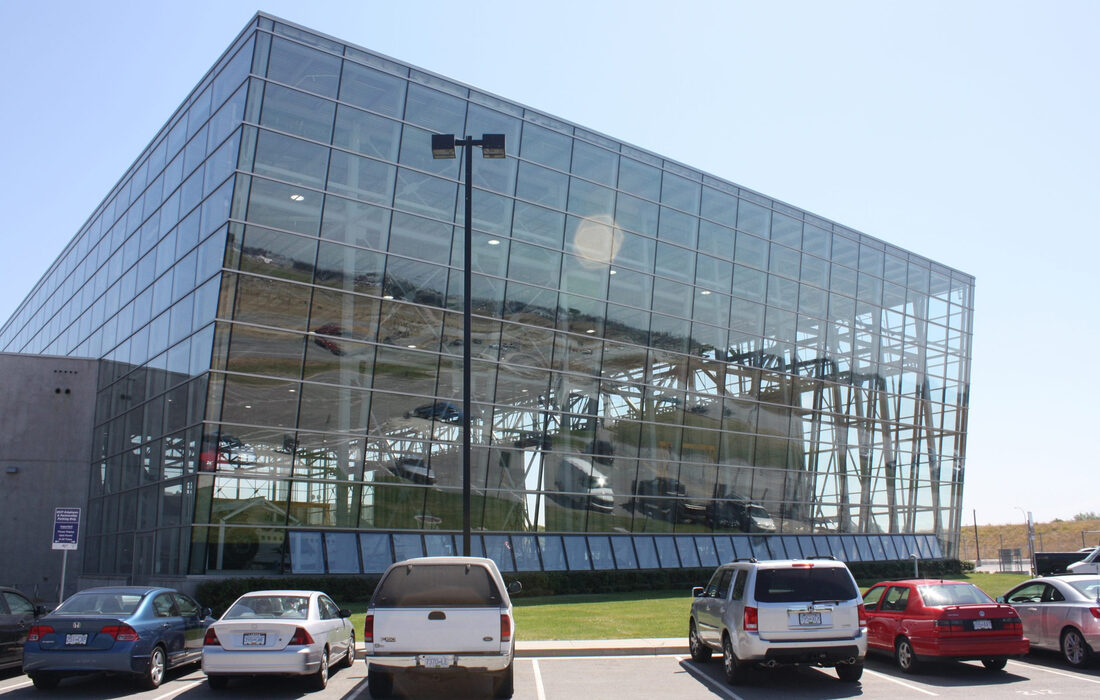 Vibrant Glass Ltd - Commercial & Residential Glass & Aluminum Glazing Installations — Glass railing install
